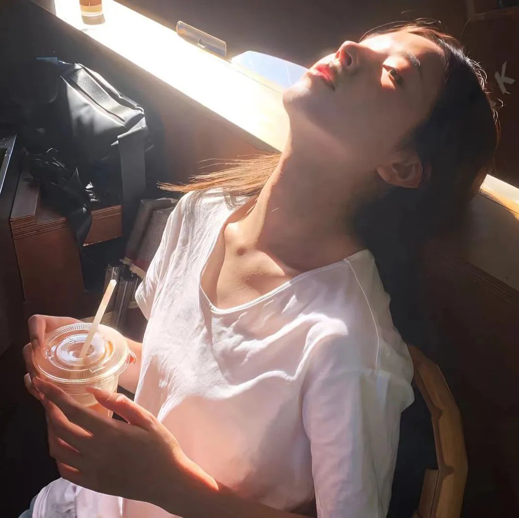 挥著翅膀的女孩